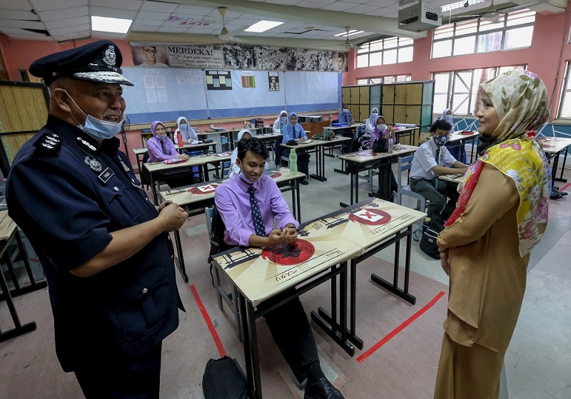 Kehadiran Polis di Sekolah Penting Untuk Keselamatan Pelajar – Anwar