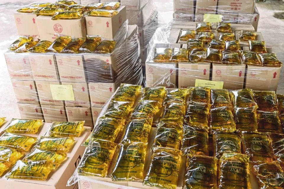 warga asing beli minyak paket