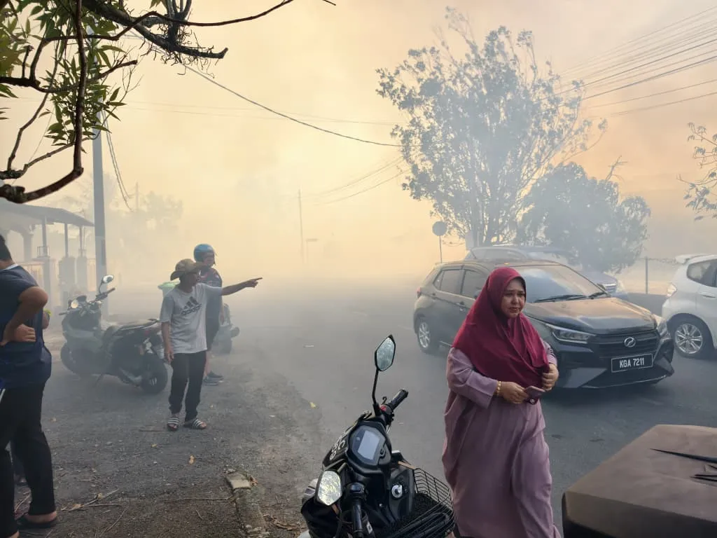 Penduduk Panik Apabila Asap Tebal Kebakaran Selubungi Kawasan Perumahan