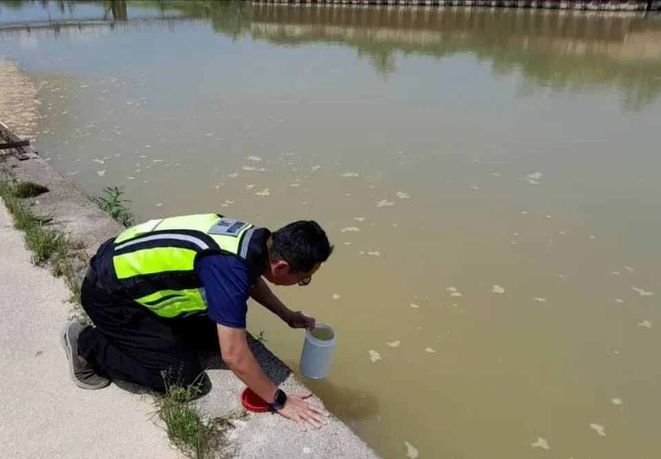 Air Sungai Linggi Berbuih Cetus Kebimbangan, JAS Ambil Tindakan