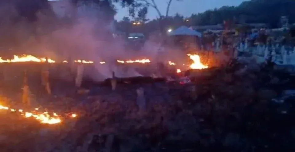 Orang Ramai Padam Kebakaran Tanah Kubur di Kuala Terengganu